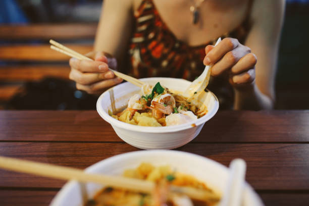 autentyczne tajskie jedzenie uliczne w bangkoku - thailand soup thai ethnicity thai culture zdjęcia i obrazy z banku zdjęć