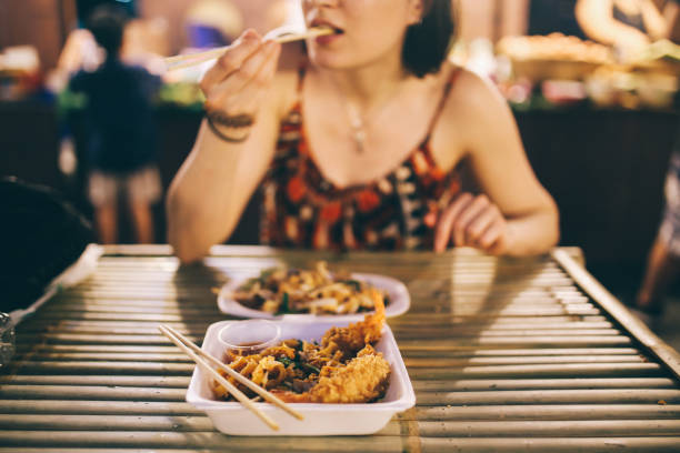 thai street food in bangkok, shrimp tempura with vegetables - thailand thai culture thai cuisine pad thai imagens e fotografias de stock