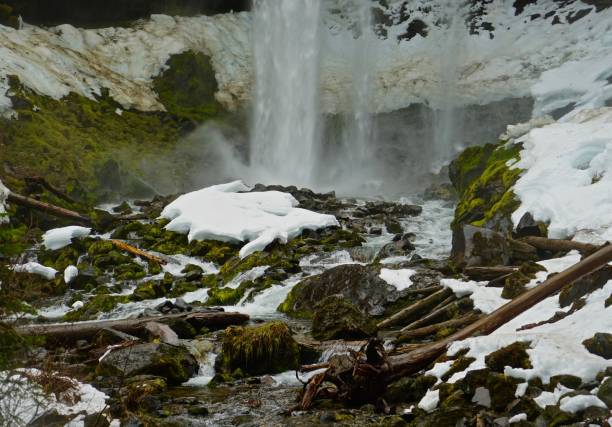 tamanawas falls green ice - mt hood national park stock-fotos und bilder