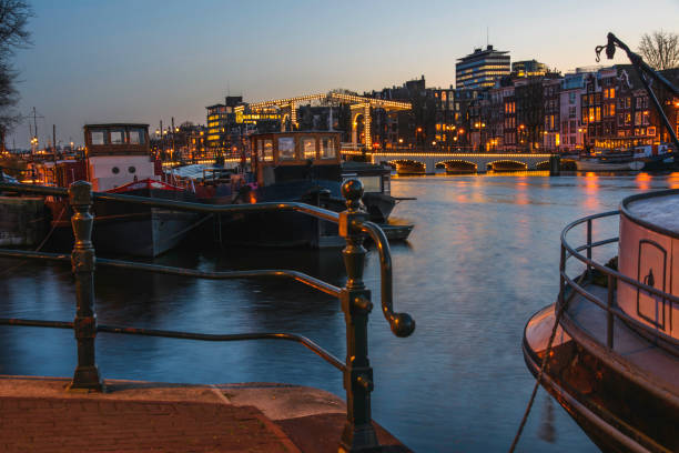 embarcaciones en ámsterdam - amsterdam skyline harbor night 뉴스 사진 이미지