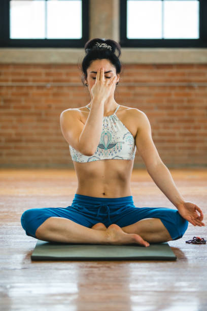 esercizi di respirazione pranayama. donna che pratica la posizione yoga - pranayama foto e immagini stock