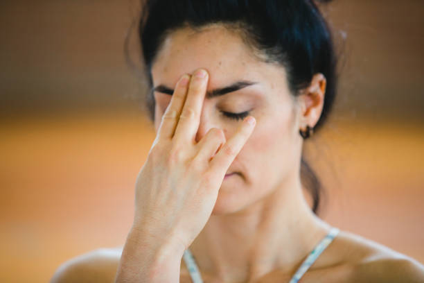 esercizi di respirazione pranayama. donna che pratica la posizione yoga - pranayama foto e immagini stock