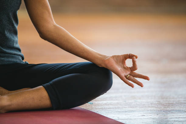 esercizi di posa mudra e loto. donna che pratica la meditazione yoga - pranayama foto e immagini stock