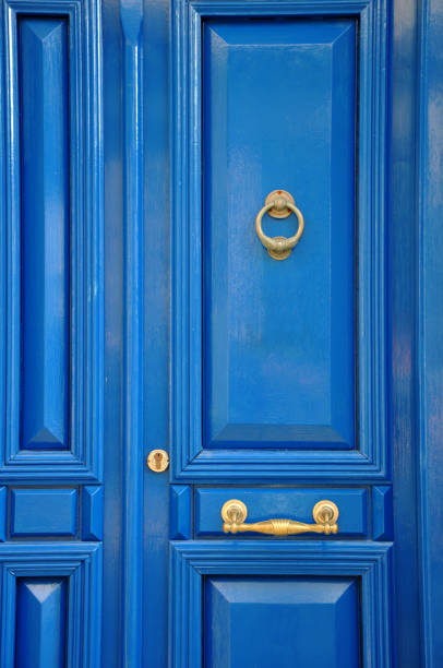 porta blu con dettagli dorati - gate handle door traditional culture foto e immagini stock