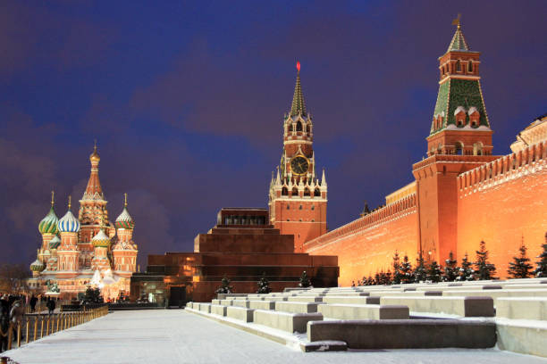 piazza rossa, il cremlino e la cattedrale di san basilio a mosca - snow cupola dome st basils cathedral foto e immagini stock