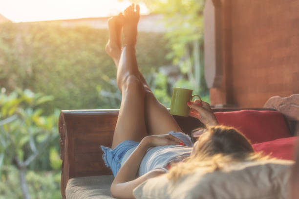 девушка наслаждается утренним кофе на крыльце. - relaxation dreams summer sleeping стоковые фото и изображения