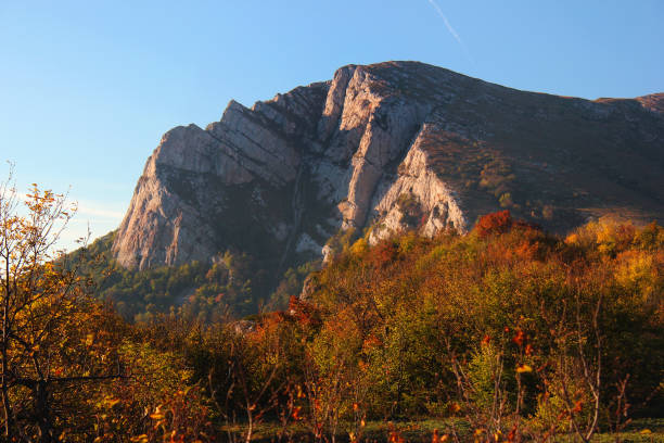 горное плато чатыр-даг в крыму, украина - mountain cliff mountain peak plateau стоковые фото и изображения