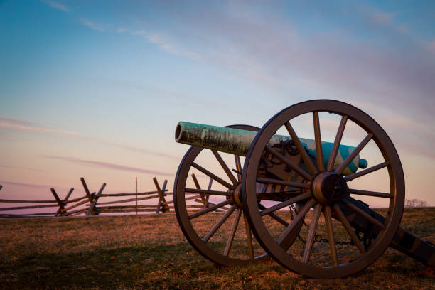 canhão ao nascer do sol em gettysburg - nobody gettysburg pennsylvania mid atlantic usa - fotografias e filmes do acervo