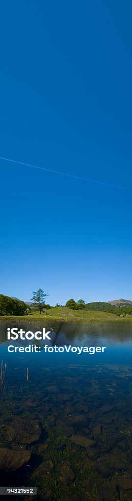 Cielo blu, acque cristalline, colline verdi - Foto stock royalty-free di Acqua