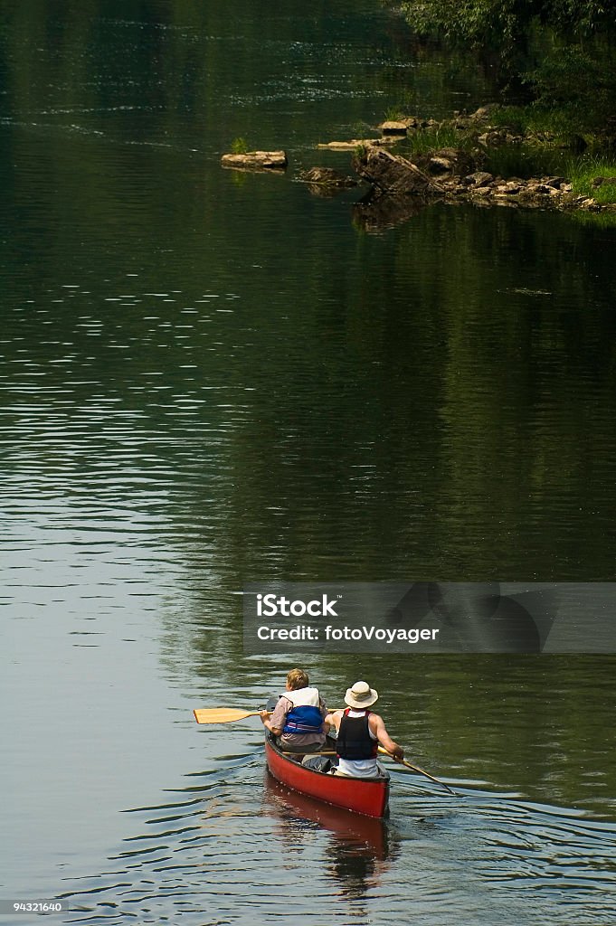 Padre e hijo paseos en canoa - Foto de stock de Kayak - Piragüismo y canotaje libre de derechos