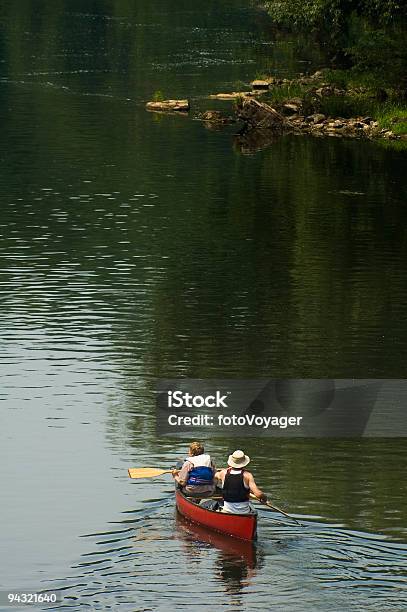 Padre E Hijo Paseos En Canoa Foto de stock y más banco de imágenes de Kayak - Piragüismo y canotaje - Kayak - Piragüismo y canotaje, Actividad, Adolescencia