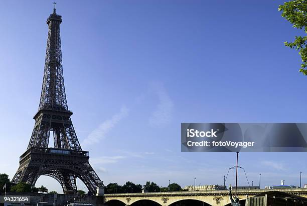 Photo libre de droit de Tour Eiffel Et Pont Diéna banque d'images et plus d'images libres de droit de Bleu - Bleu, Capitales internationales, Ciel