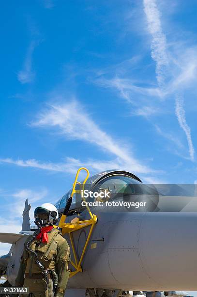 Fighter Und Flugzeug Pilot Stockfoto und mehr Bilder von Abheben - Aktivität - Abheben - Aktivität, Anzug, Armeehelm