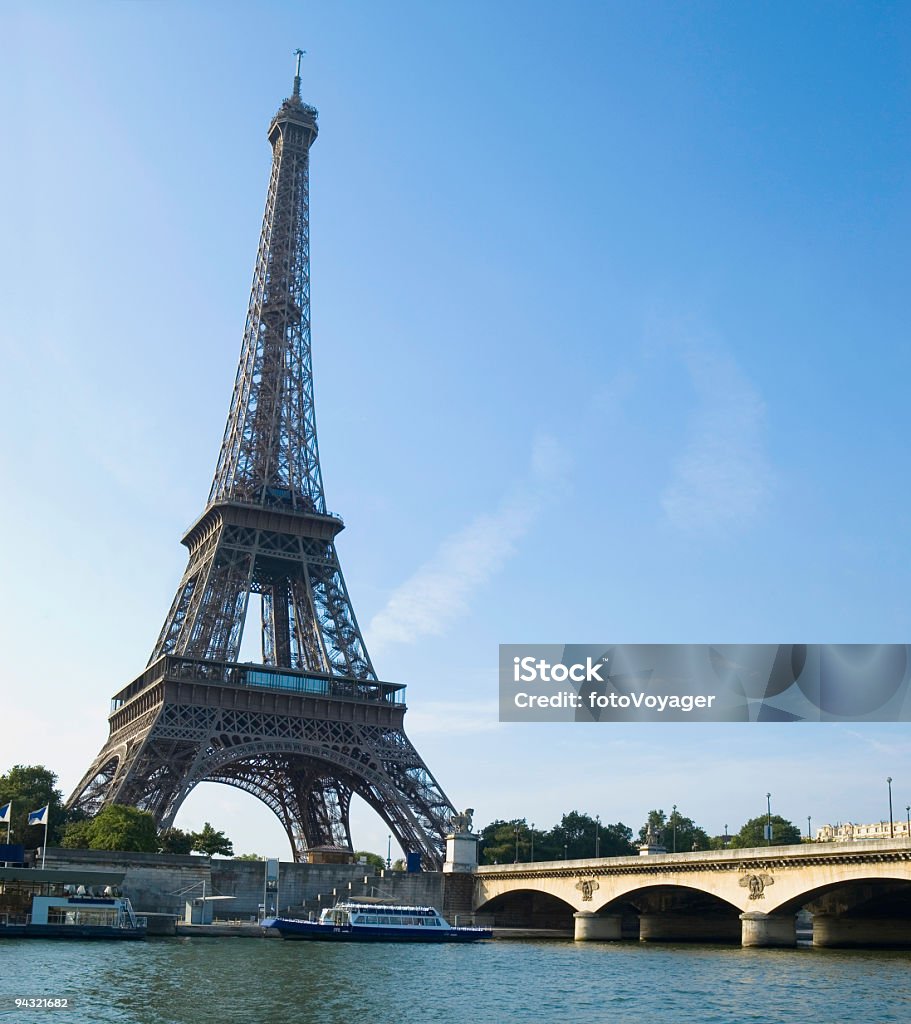 Eiffelturm und dem Fluss Seine, Paris - Lizenzfrei Blau Stock-Foto