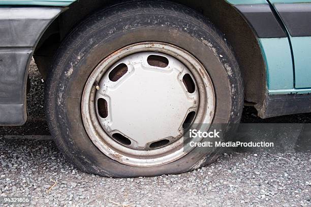 Reifenpanne Stockfoto und mehr Bilder von Alt - Alt, Aufblasen, Autopanne