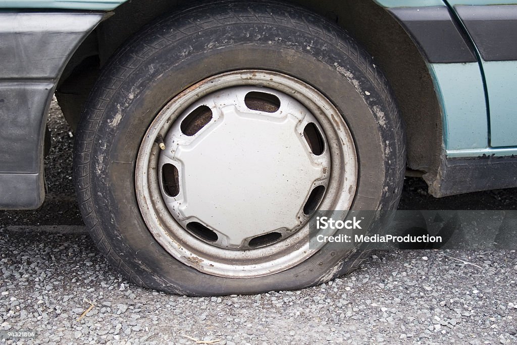 Rueda pinchada - Foto de stock de Avería de coche libre de derechos