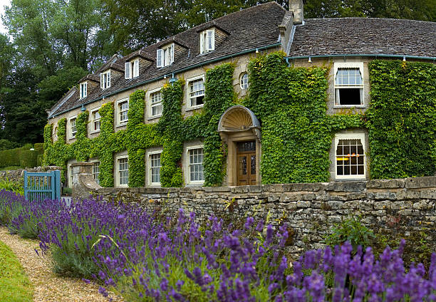 hôtel country house - ornamental garden europe flower bed old fashioned photos et images de collection