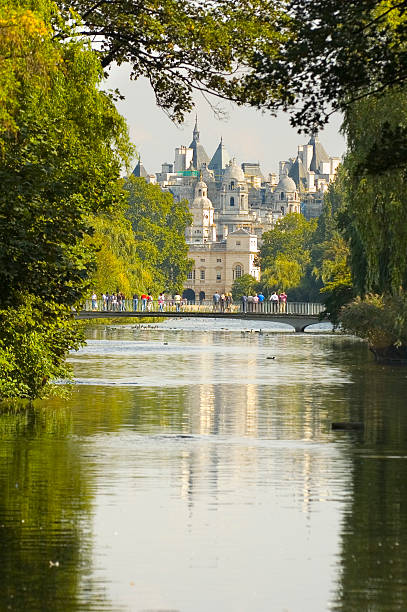 ��ブリッジにセントジェームズパーク、ロンドン - london england park whitehall street palace ストックフォトと画像