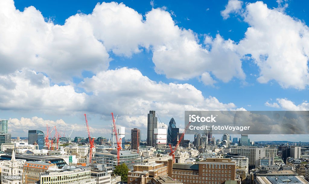 Лондонский Сити Большое Небо Облачный пейзаж - Стоковые фото Англия роялти-фри