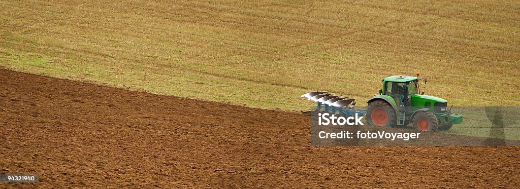 Agricultor plowing panorama - Foto de stock de Trator royalty-free