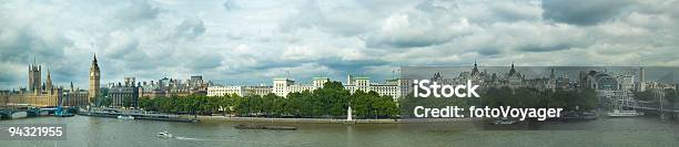 Terraplén En Westminster London Foto de stock y más banco de imágenes de Día - Día, Londres - Inglaterra, Panorámica
