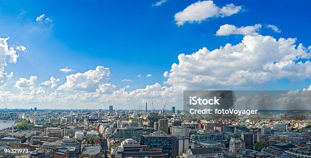 Horizonte De La Ciudad De London Foto de stock y más banco de imágenes de Londres - Inglaterra - Londres - Inglaterra, Panorama urbano, Panorámica