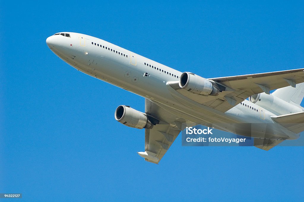 Weiße Verkehrsflugzeug, blauer Himmel - Lizenzfrei Abheben - Aktivität Stock-Foto