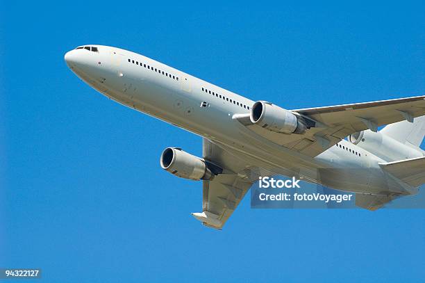 Weiße Verkehrsflugzeug Blauer Himmel Stockfoto und mehr Bilder von Abheben - Aktivität - Abheben - Aktivität, Allgemeine Luftfahrt, Blau