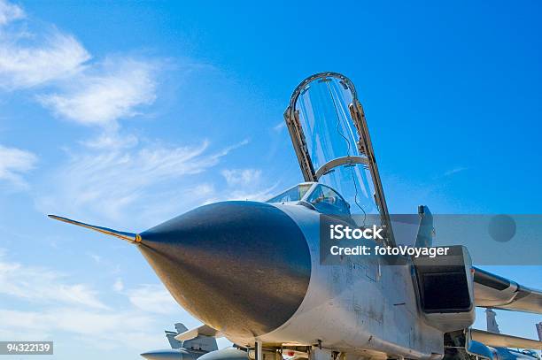 Combate Militar De Hidromasaje Foto de stock y más banco de imágenes de Ejército - Ejército, Avión de caza, Industria aeroespacial