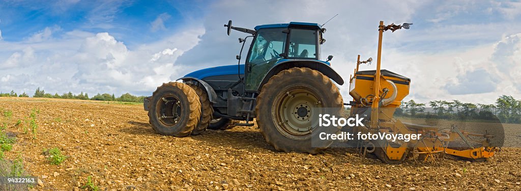Trattore blu, marrone terra - Foto stock royalty-free di Agricoltura