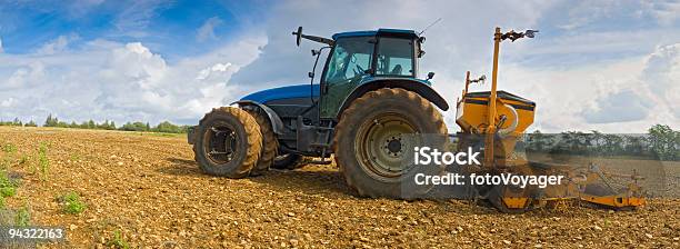 ブルーブラウンの土壌トラクター - オーガニックのストックフォトや画像を多数ご用意 - オーガニック, カラー画像, トラクター