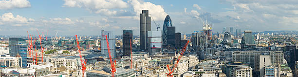 luz do sol e as sombras em toda a cidade - crane skyline uk tower of london imagens e fotografias de stock