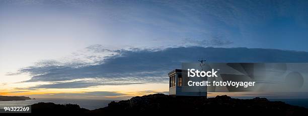 Bagnino S Capanna E Stazione Meteorologica - Fotografie stock e altre immagini di Anemometro - Anemometro, Alba - Crepuscolo, Ambientazione esterna