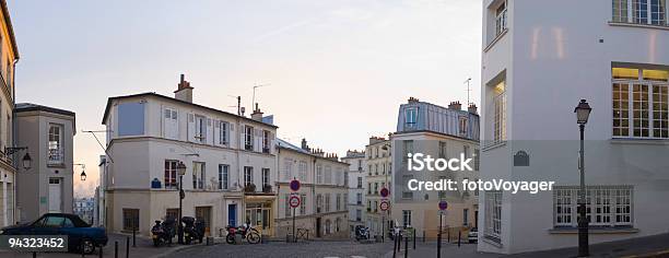 Gepflasterten Straße Und Häuser Frankreich Stockfoto und mehr Bilder von Paris - Paris, Dach, Fenster