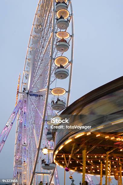 Carrusel Y Ferris Wheel Foto de stock y más banco de imágenes de Jardín de las Tullerías - Jardín de las Tullerías, Familia, Actividades recreativas