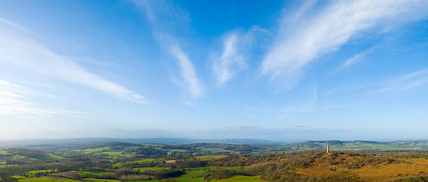 gran cielo sobre paisaje rural - cirro fotografías e imágenes de stock