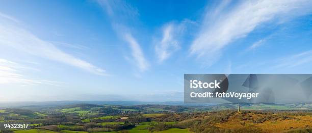 Big Sky Sul Paesaggio Rurale - Fotografie stock e altre immagini di Cielo - Cielo, Cirro, Blu