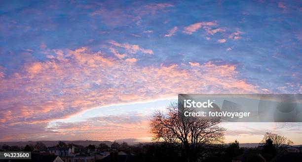 Céu Azul Rosa Iluminado Nuvens - Fotografias de stock e mais imagens de Horizonte - Horizonte, Nuvem - Céu, Paisagem com nuvens