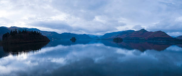 blaue berge see panorama - the bigger picture englische redewendung stock-fotos und bilder