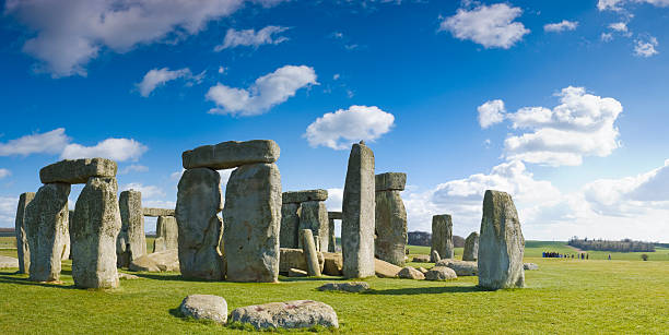 azul cielo stonehenge - stonehenge fotografías e imágenes de stock