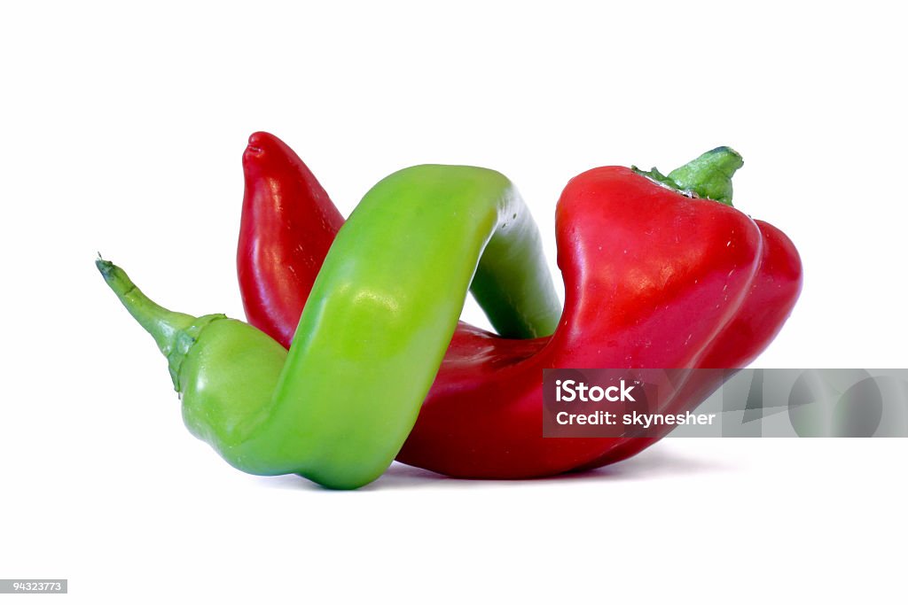 Rosso e verde peperoni isolato su bianco - Foto stock royalty-free di Alimentazione sana