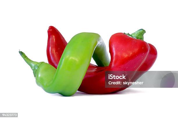 Rosso E Verde Peperoni Isolato Su Bianco - Fotografie stock e altre immagini di Alimentazione sana - Alimentazione sana, Assaggiare, Bianco