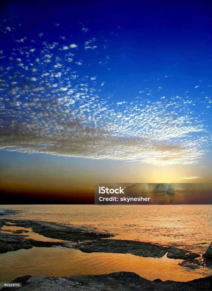 Красивый закат на пляже - Стоковые фото Закат солнца роялти-фри
