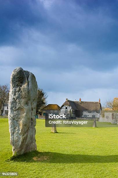 Standing Stone Strohgedeckte Countrypub Stockfoto und mehr Bilder von Kneipe - Kneipe, Strohdach, Japanische Zelkove