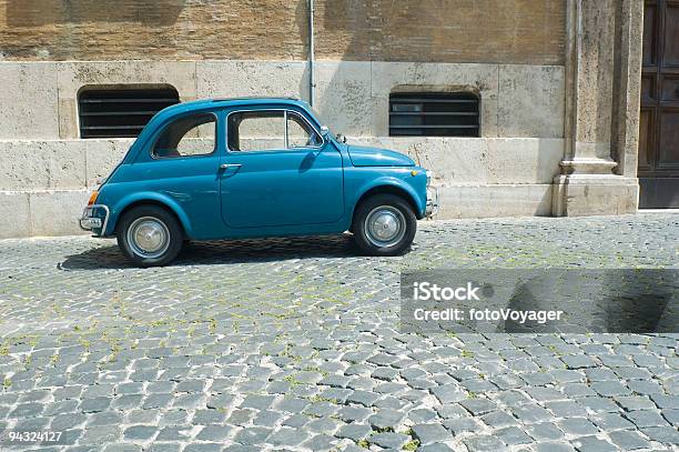 Голубой Автомобиль Рим — стоковые фотографии и другие картинки Булыжник - Булыжник, Возвышенность, Съёмка сбоку