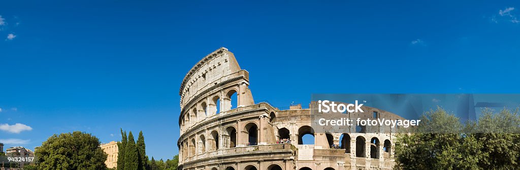 Cielo azul sobre la Colosseum, Roma - Foto de stock de Coliseo libre de derechos