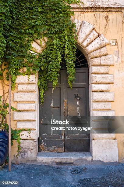 Ivy Cubierto Puerta Roma Foto de stock y más banco de imágenes de Acera - Acera, Arco - Característica arquitectónica, Arquitectura