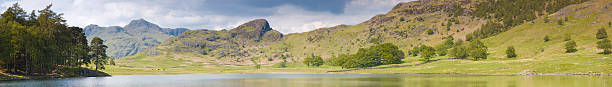 blea tarn, langdale pikes, lake district, reino unido - pike o stickle - fotografias e filmes do acervo