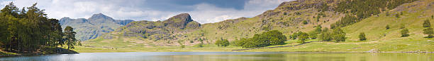 blea тарн, лангдейл пайкс, озеро района, великобритания - panoramic langdale pikes english lake district cumbria стоковые фото и изображения