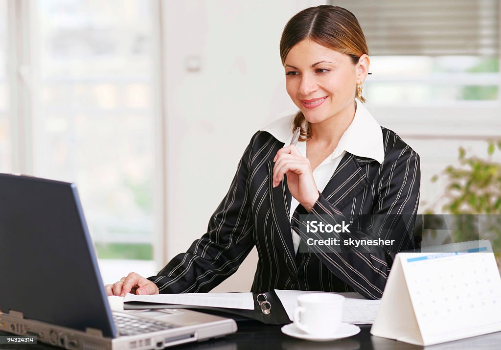 Sonriente joven y el operador trabaja en una computadora portátil - Foto de stock de Adulto libre de derechos